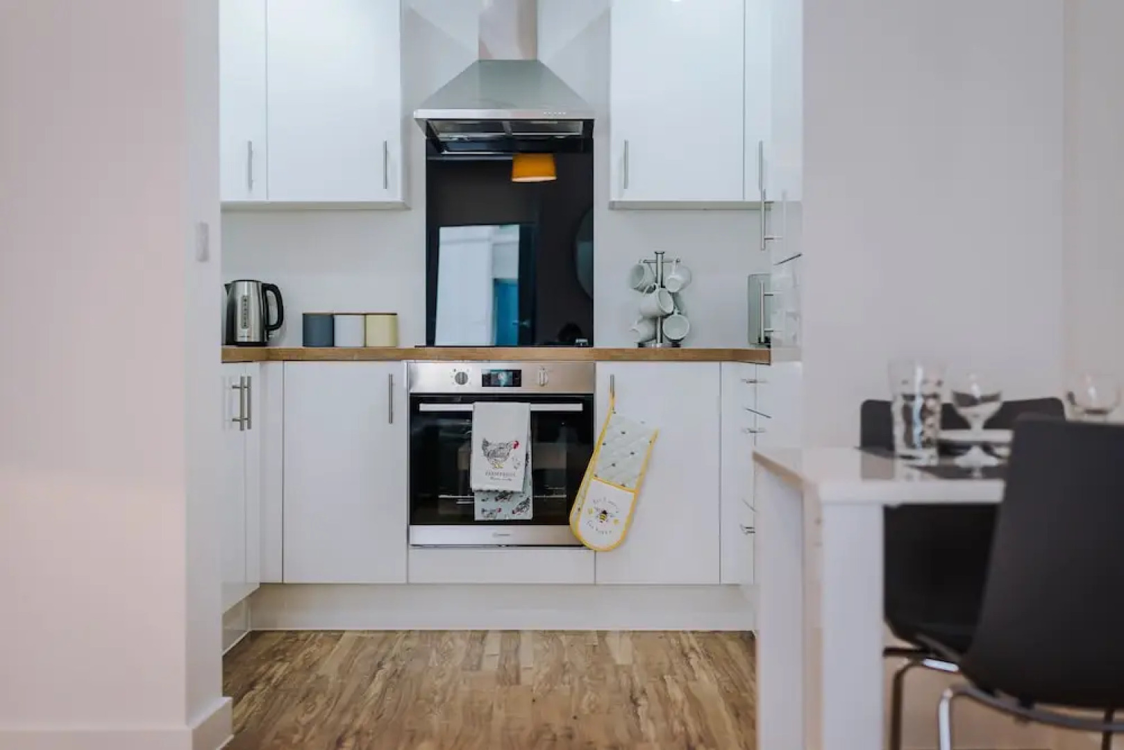 Contemporary 1 Bed Apartment Media City