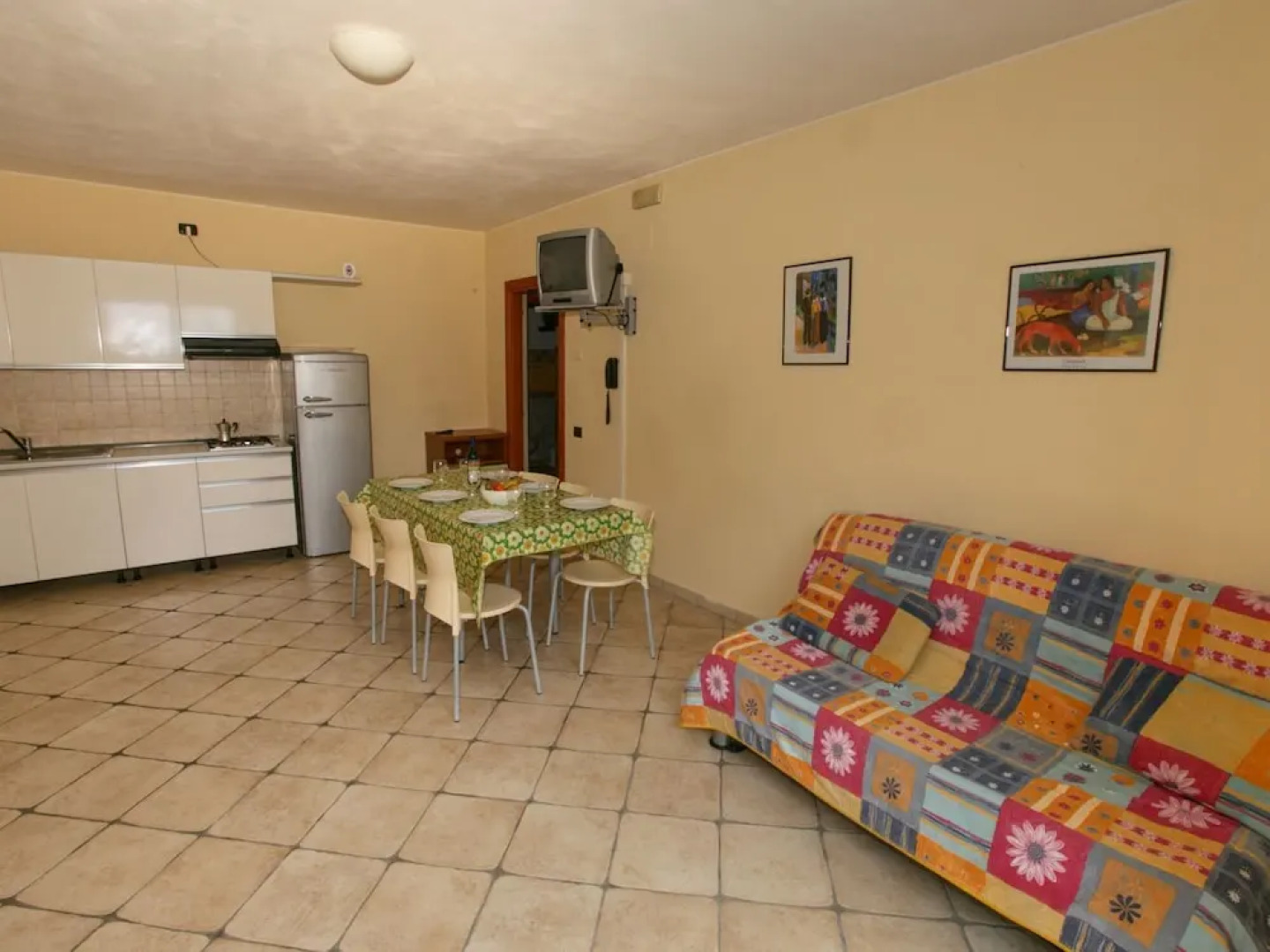 Apartment with Pool near Sea