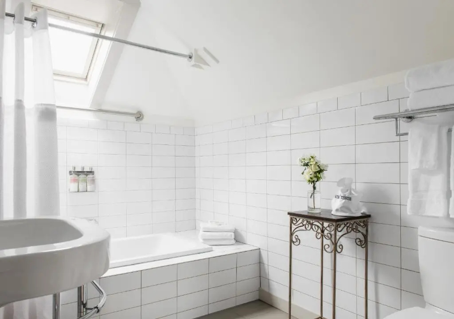 Oakhurst Inn at the University