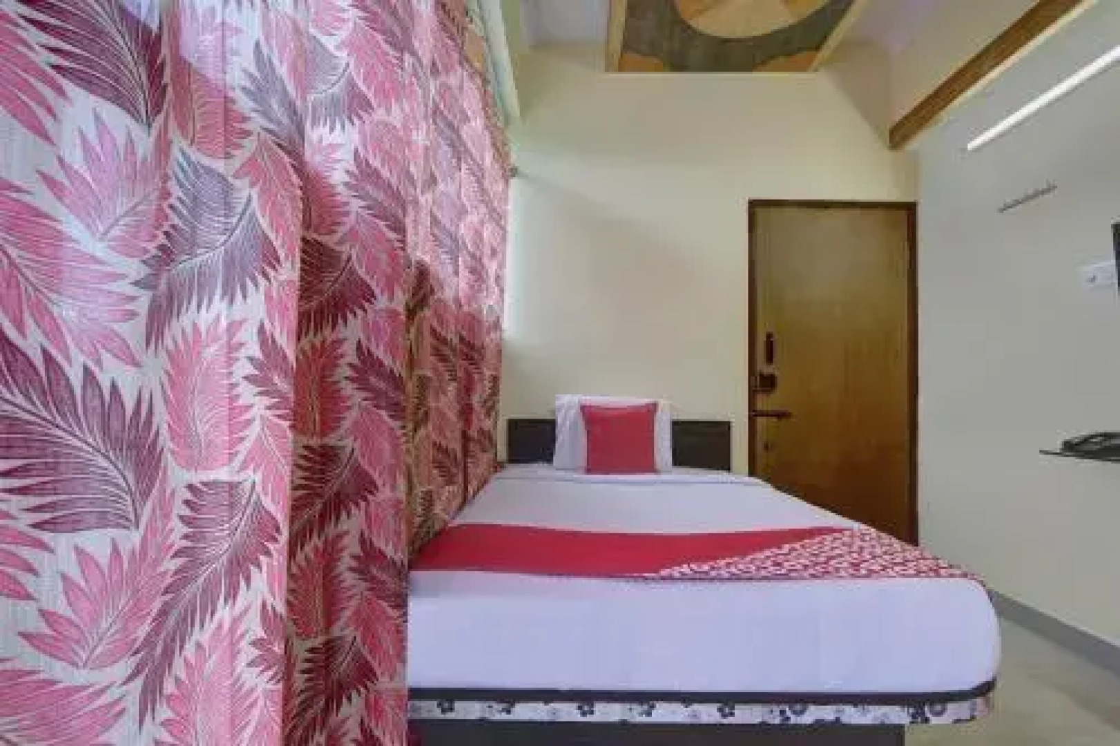 OYO Flagship 22101 Shree Raksha Comforts