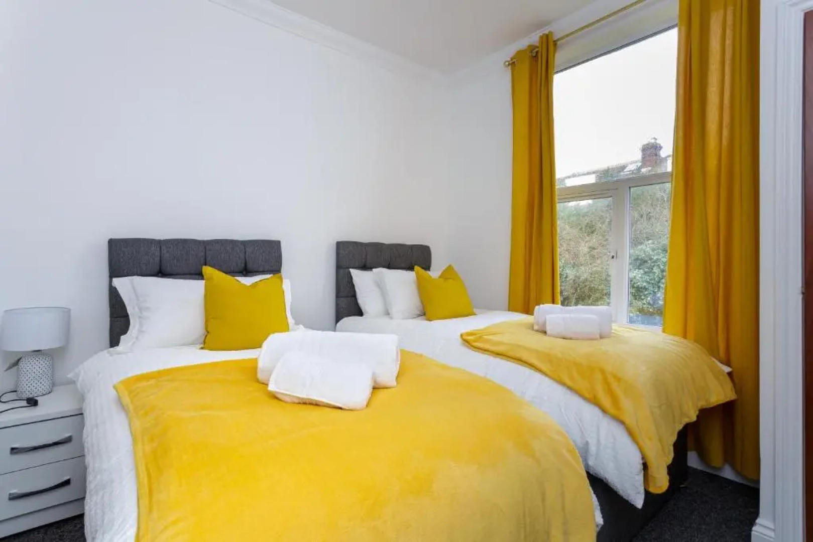 Luxury Granada Apartments - 1 & 2 bed FLATS Perfect for Contractors, Family, Students near Seafront