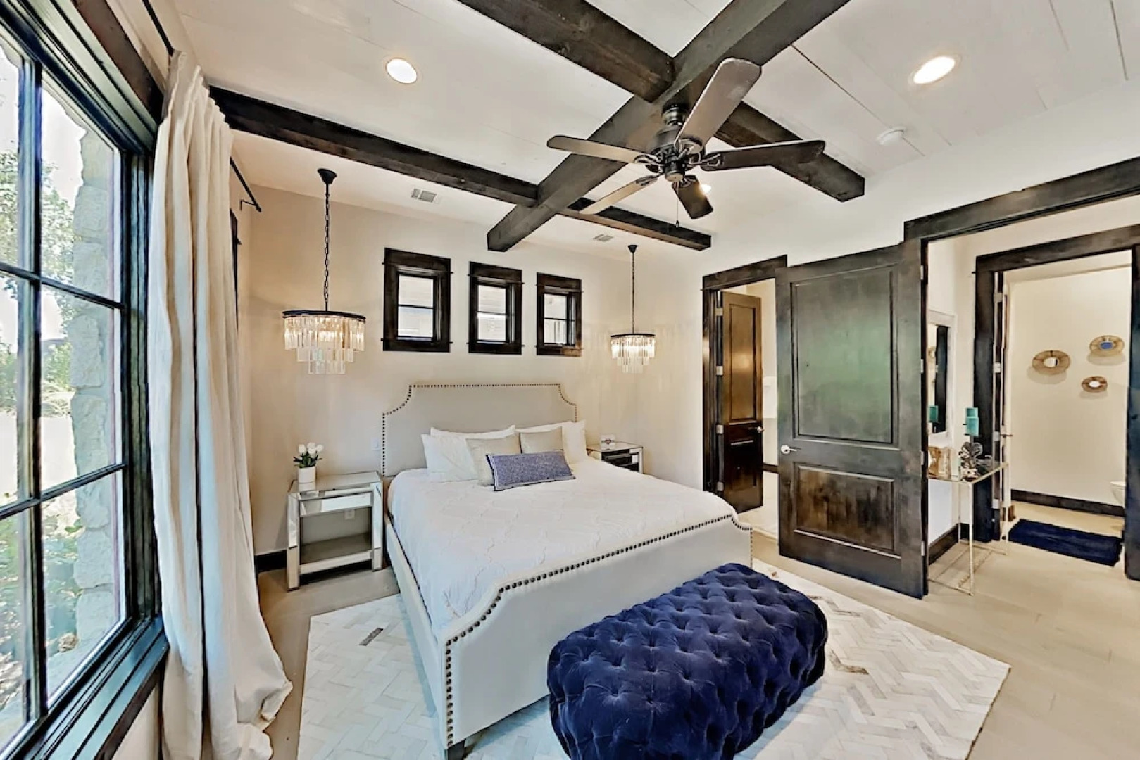 Luxury W/ Private Hot Tub & Outdoor Kitchen 3 Bedroom Home