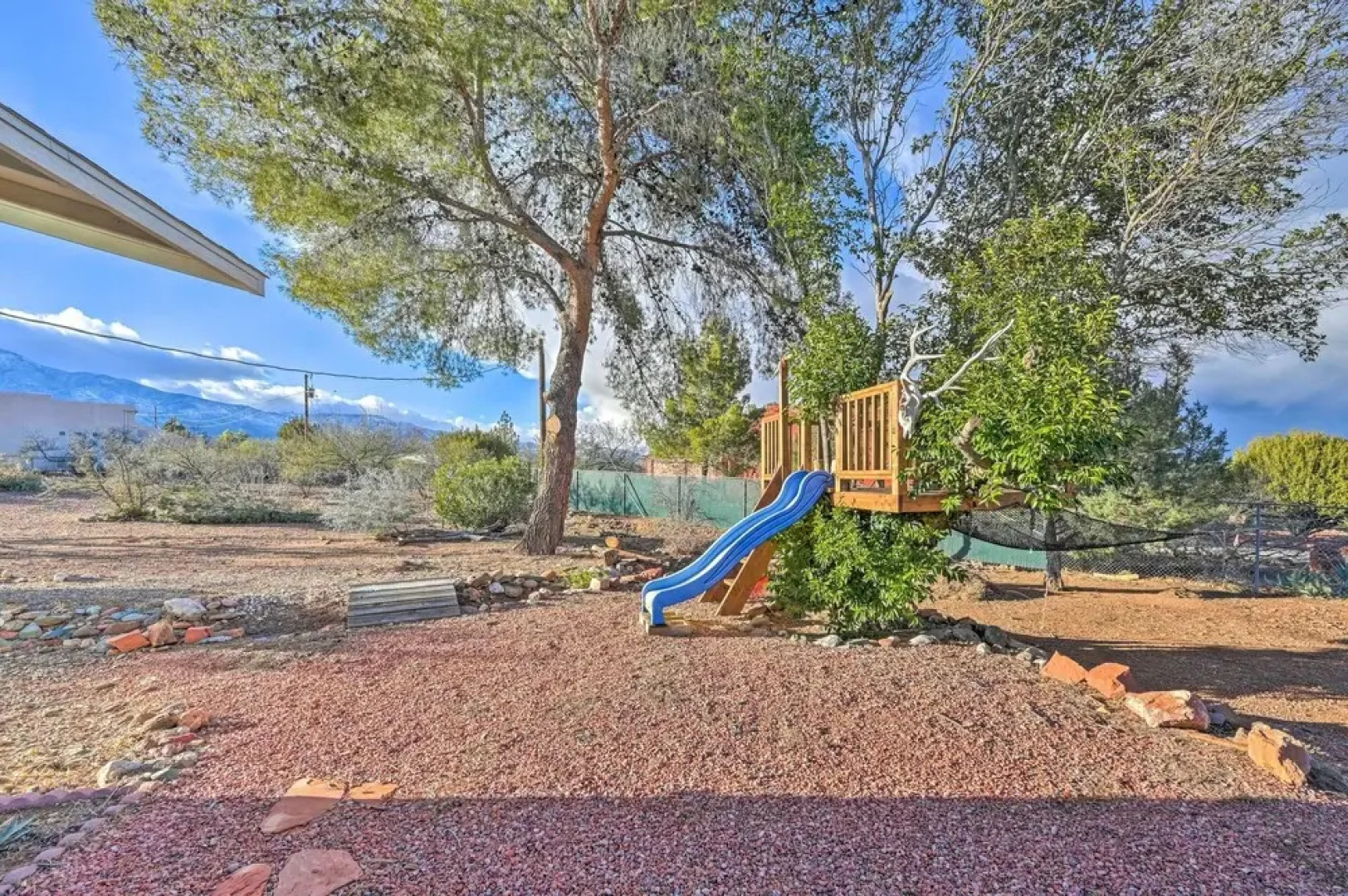 Pet-friendly Gem w/ Treehouse: 20 Mi to Sedona