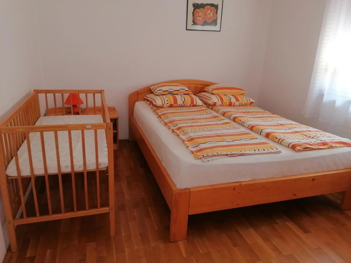 14 férőhelyes ház saját stéggel, játszótérrel Balatonfenyvesen vízparti utcában