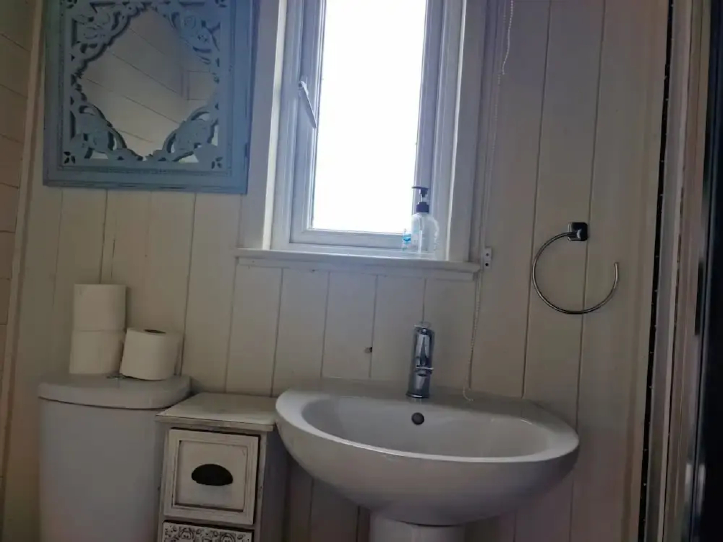 Glamping Hut - Riverside 1