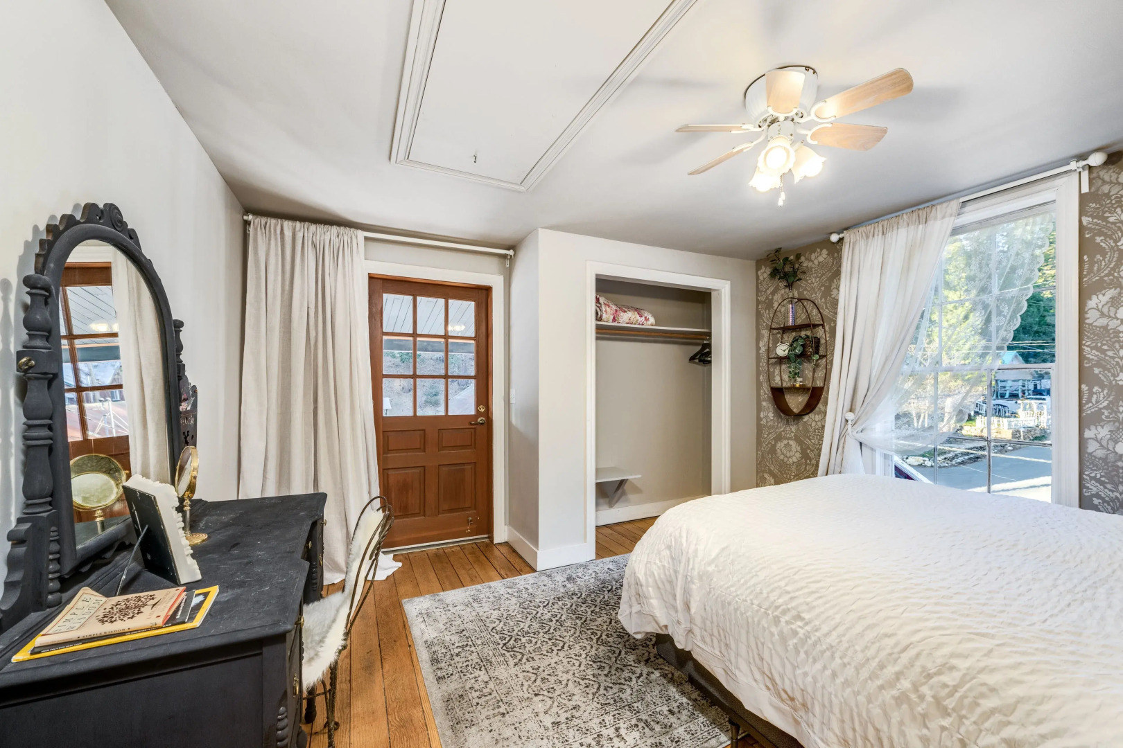 The Dutch Flat Hotel