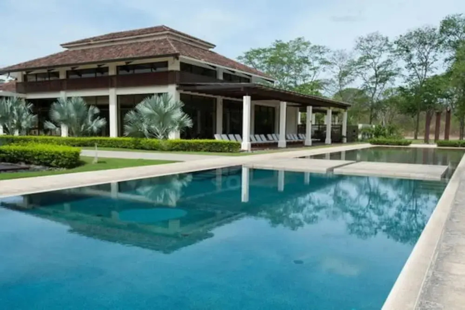 Recently Renovated Luxury Condo with Resort-Style Beach Club Access and Ocean Views