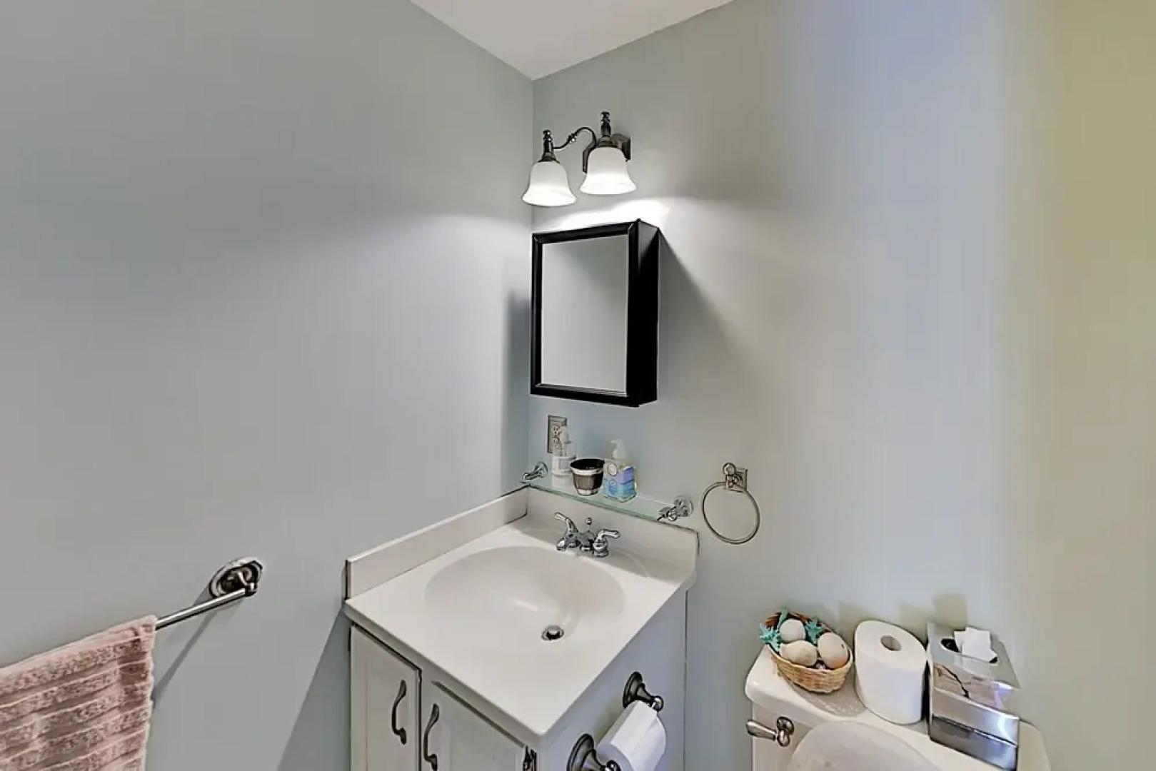 Spacious Wooded W/ Deck & Alfresco Dining 3 Bedroom Home