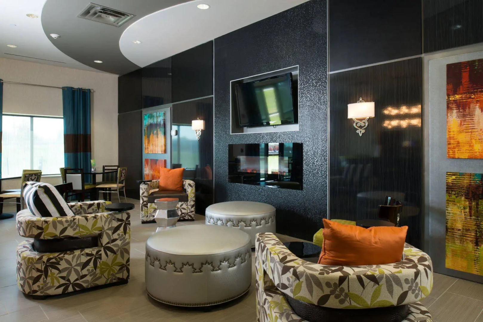 Holiday Inn Express & Suites North Kansas City by IHG