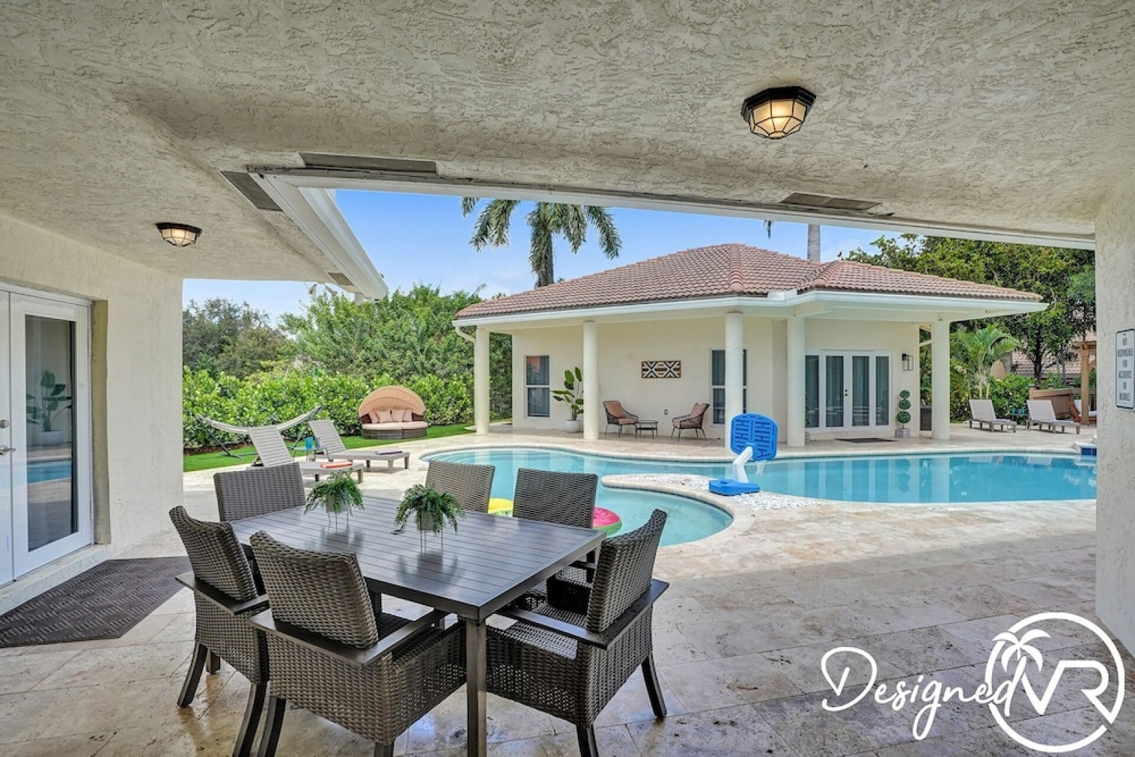 8 Br Villa with Pool & Basketball Court