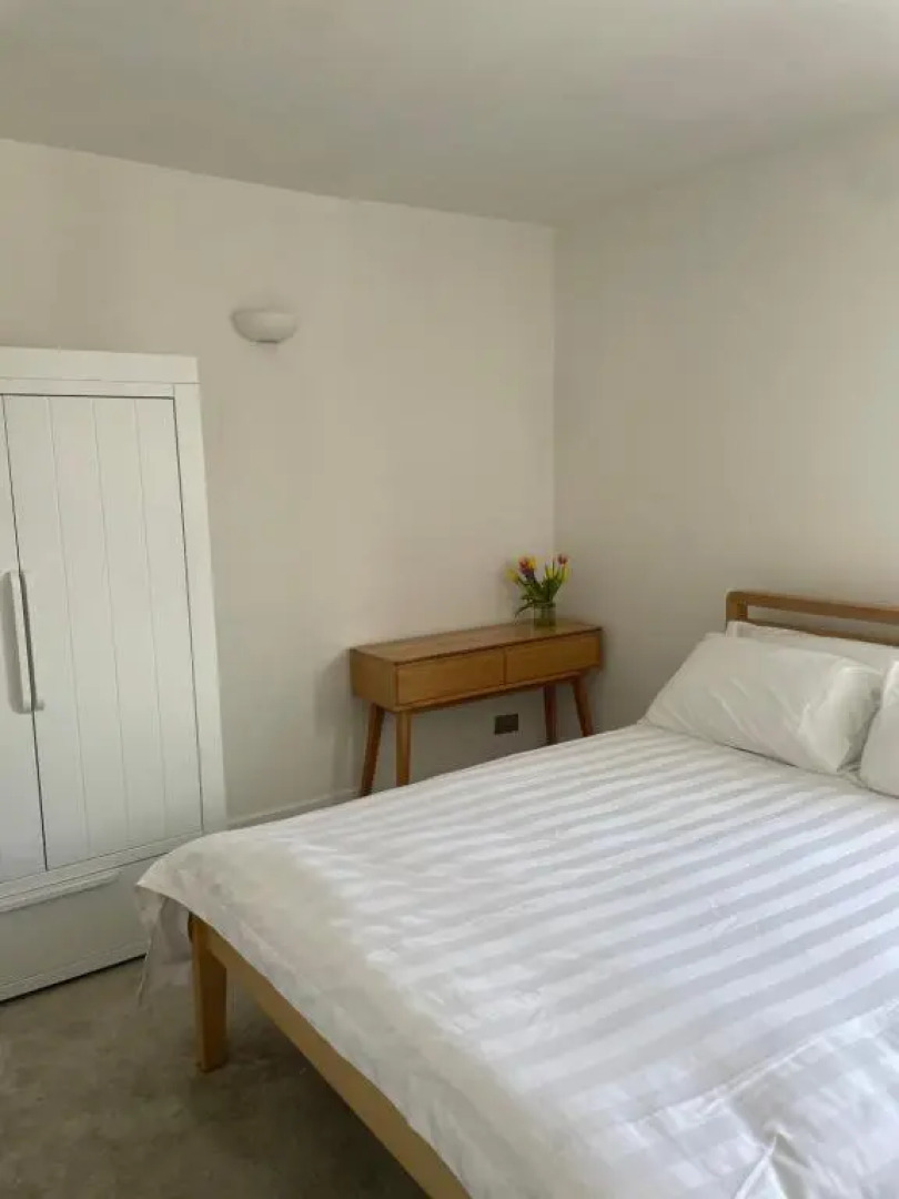 The Clock Tower Apartment - Large, Modern, 2 bed apartment, Southsea with Free parking - sleeps 4