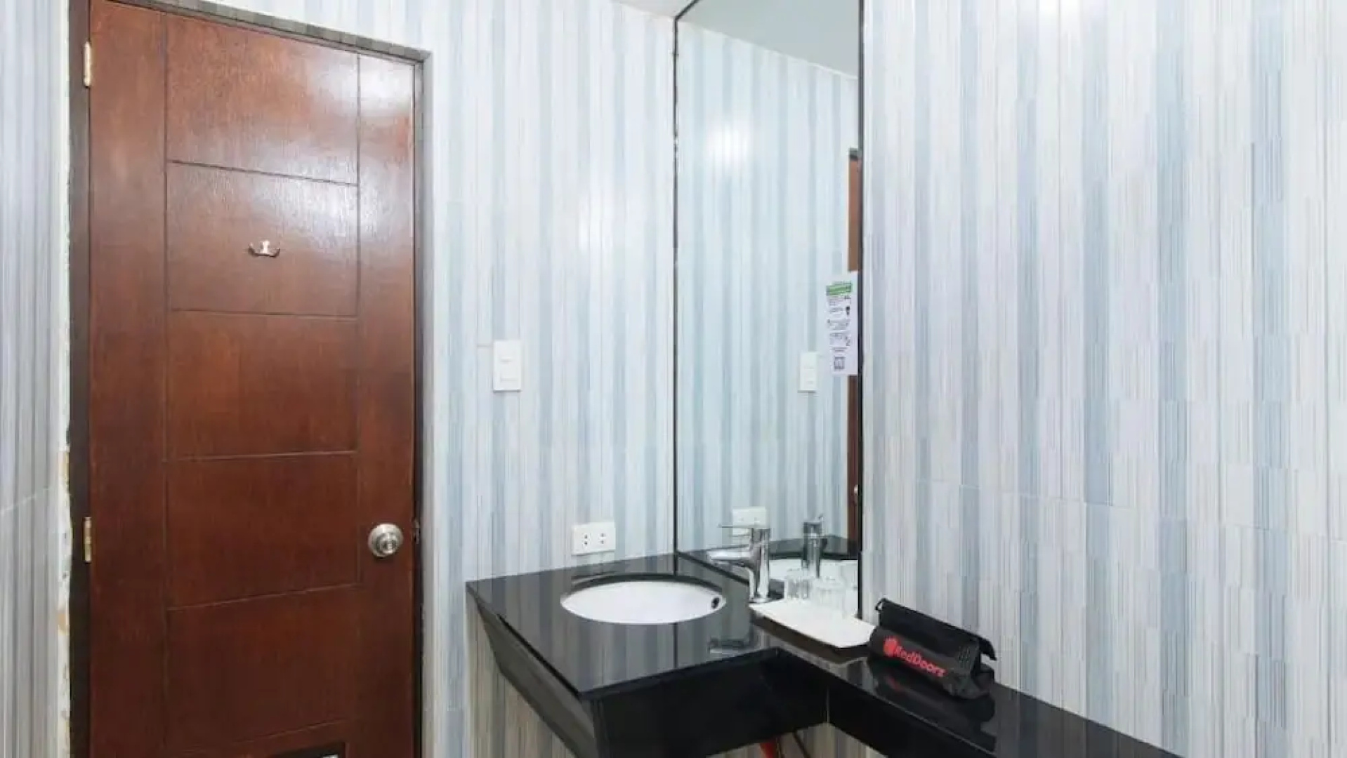 RedDoorz Plus @ Melsol Metro Vigan
