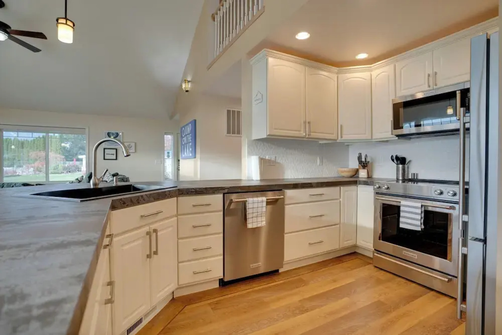 Family Home on Lake Chelan With Mtn + Lake View!