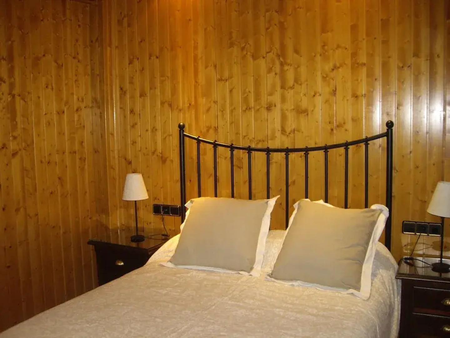 La Casita con jardín frente a la cascada