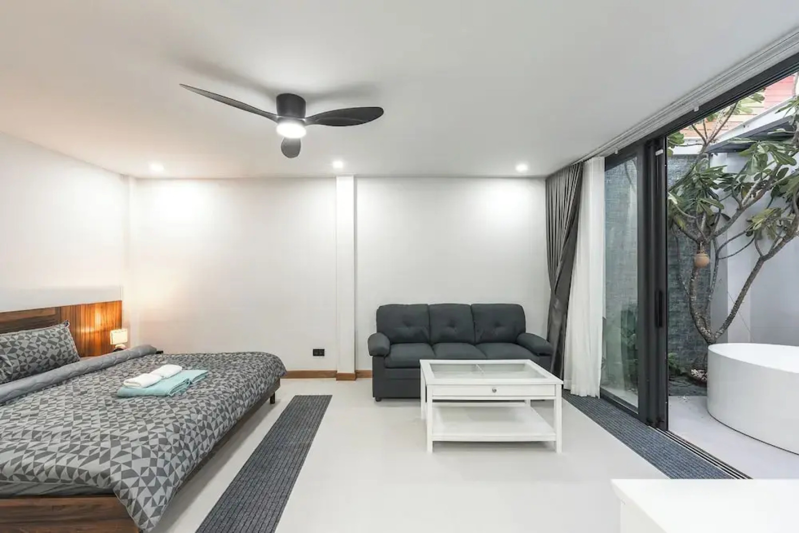 Pool Villa  Bathtub  Pool Table V215