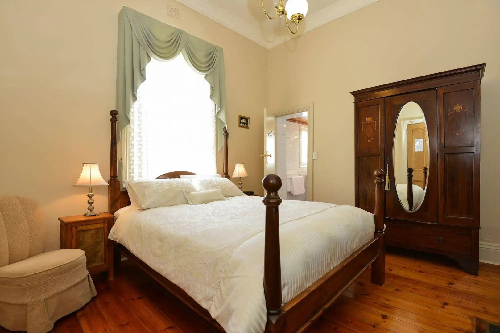Trafalgar Premium Vintage Suites