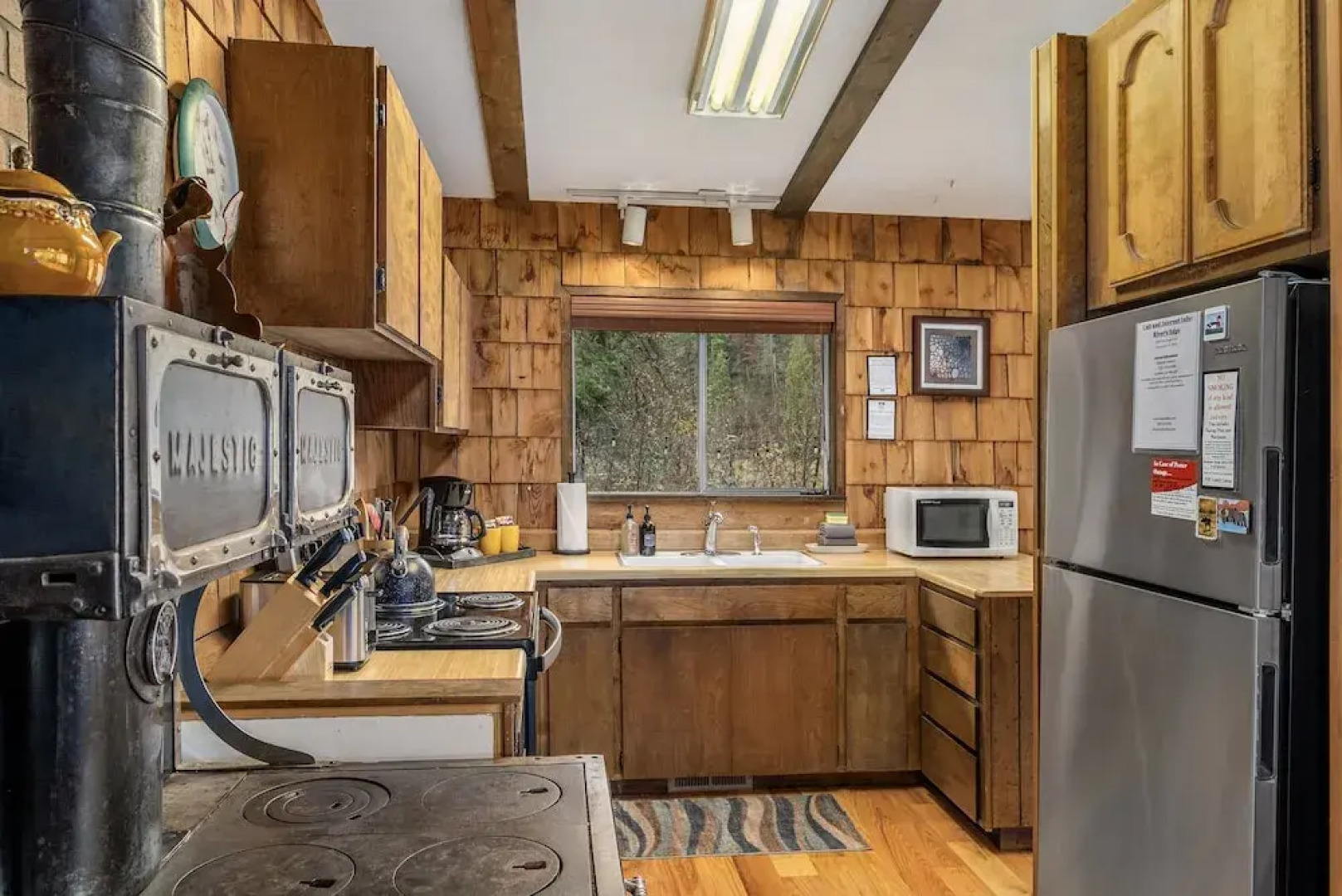 Rivers Edge 2 Bedroom Home by NW Comfy Cabins by RedAwning