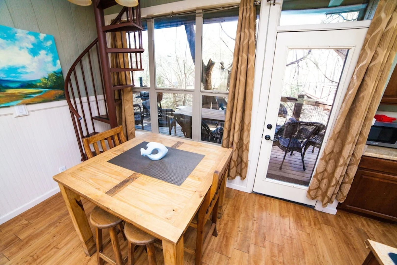 River Rd. Treehouses- Robins Roost