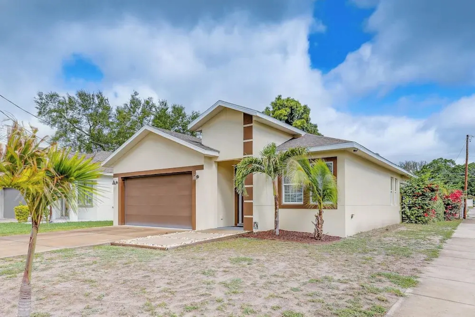 Tampa Home w/ Fire Pit, Yard, Cornhole + More!