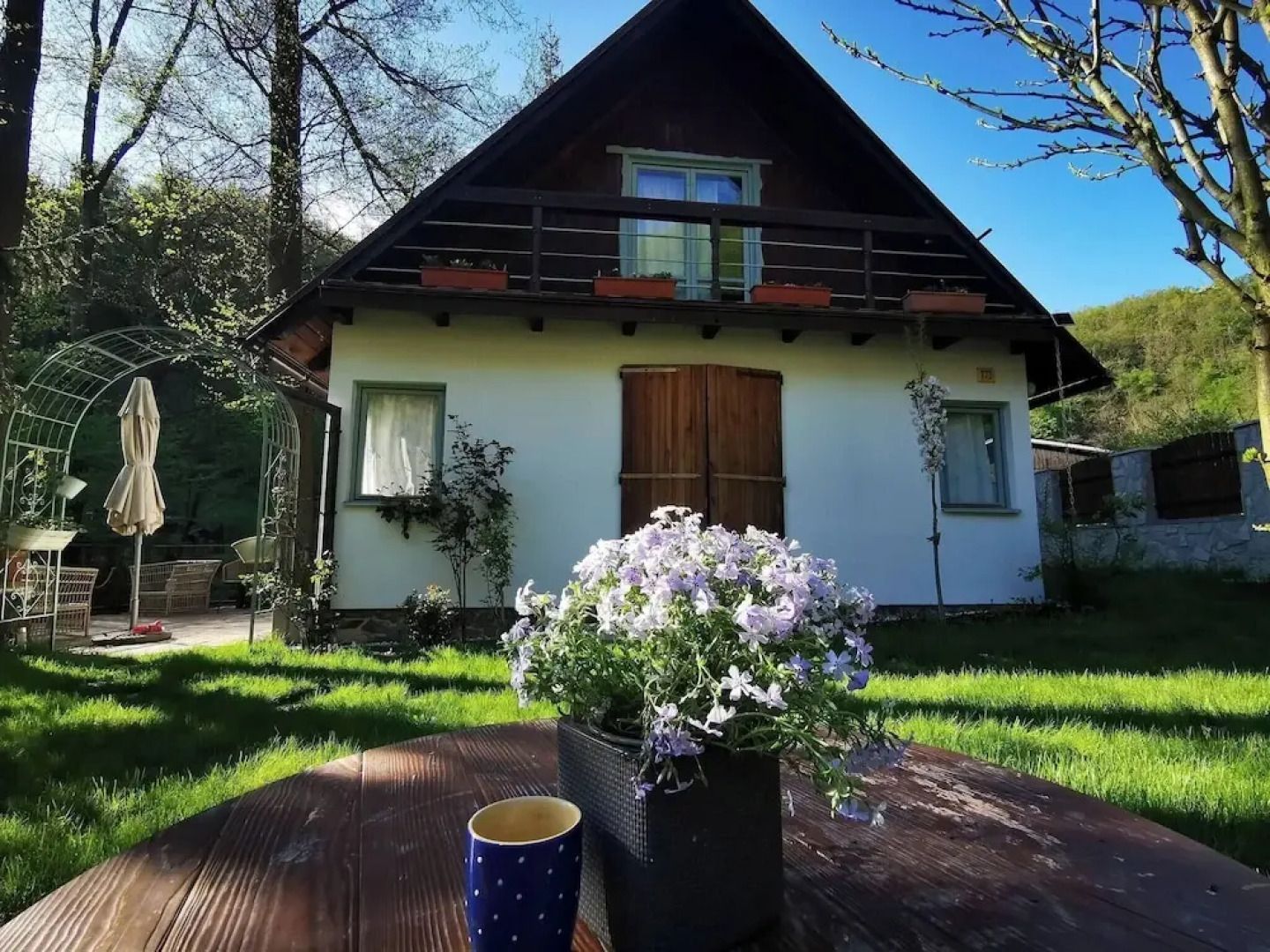 Sunny Wooden House on Creek, 30 Minutes Prague