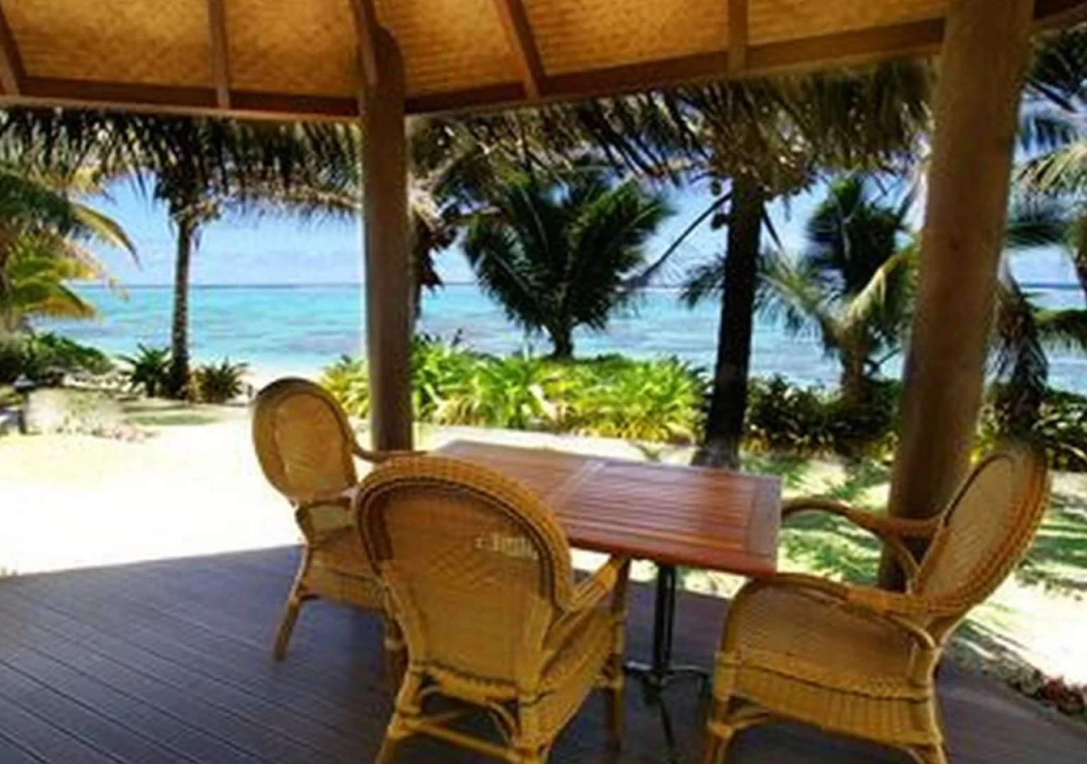 Motu Beachfront Art Villas