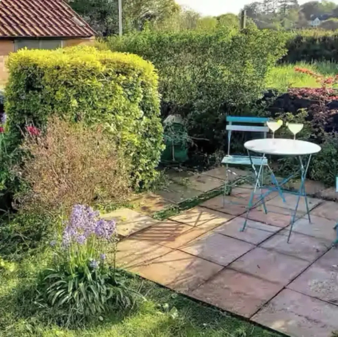 2 Guests - Garden Retreat With Balcony Views