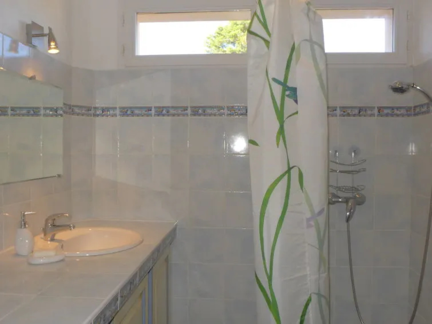 une petite maison entre vignes et mer