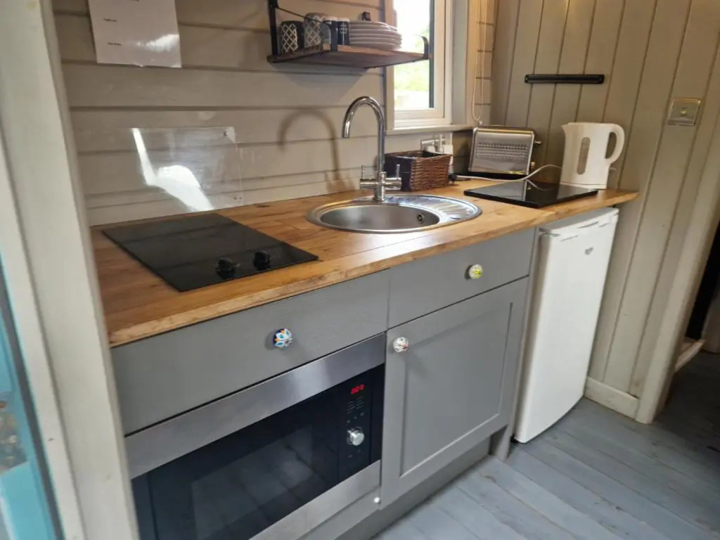 Cabin - Sleeps 2 hot tub & Parking