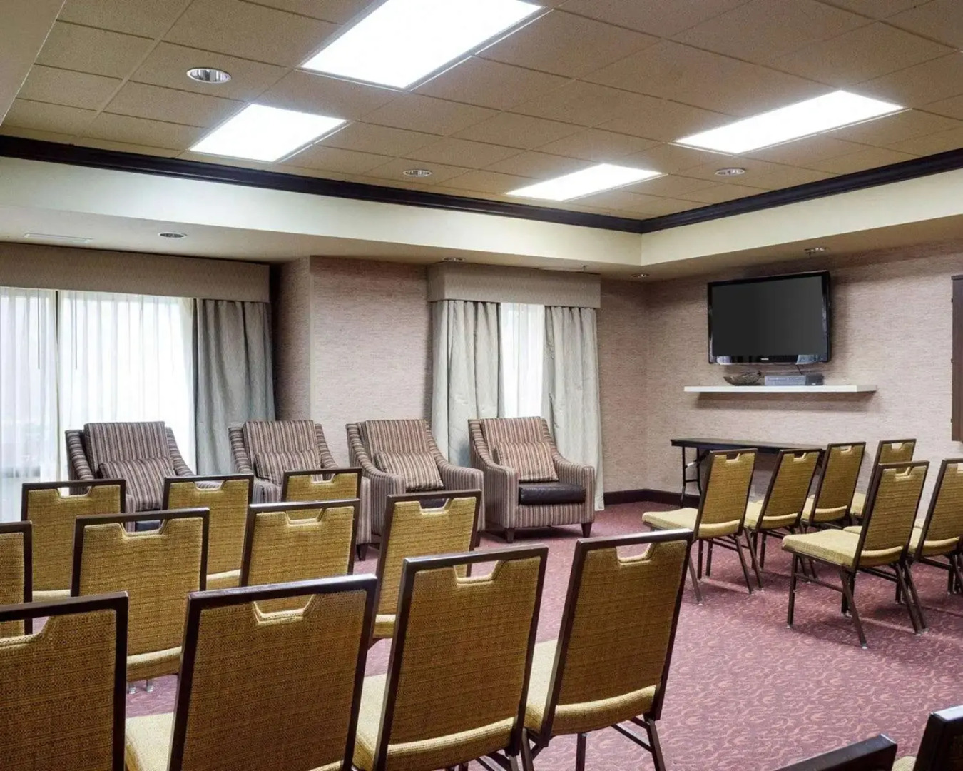 Russell Inn & Suites