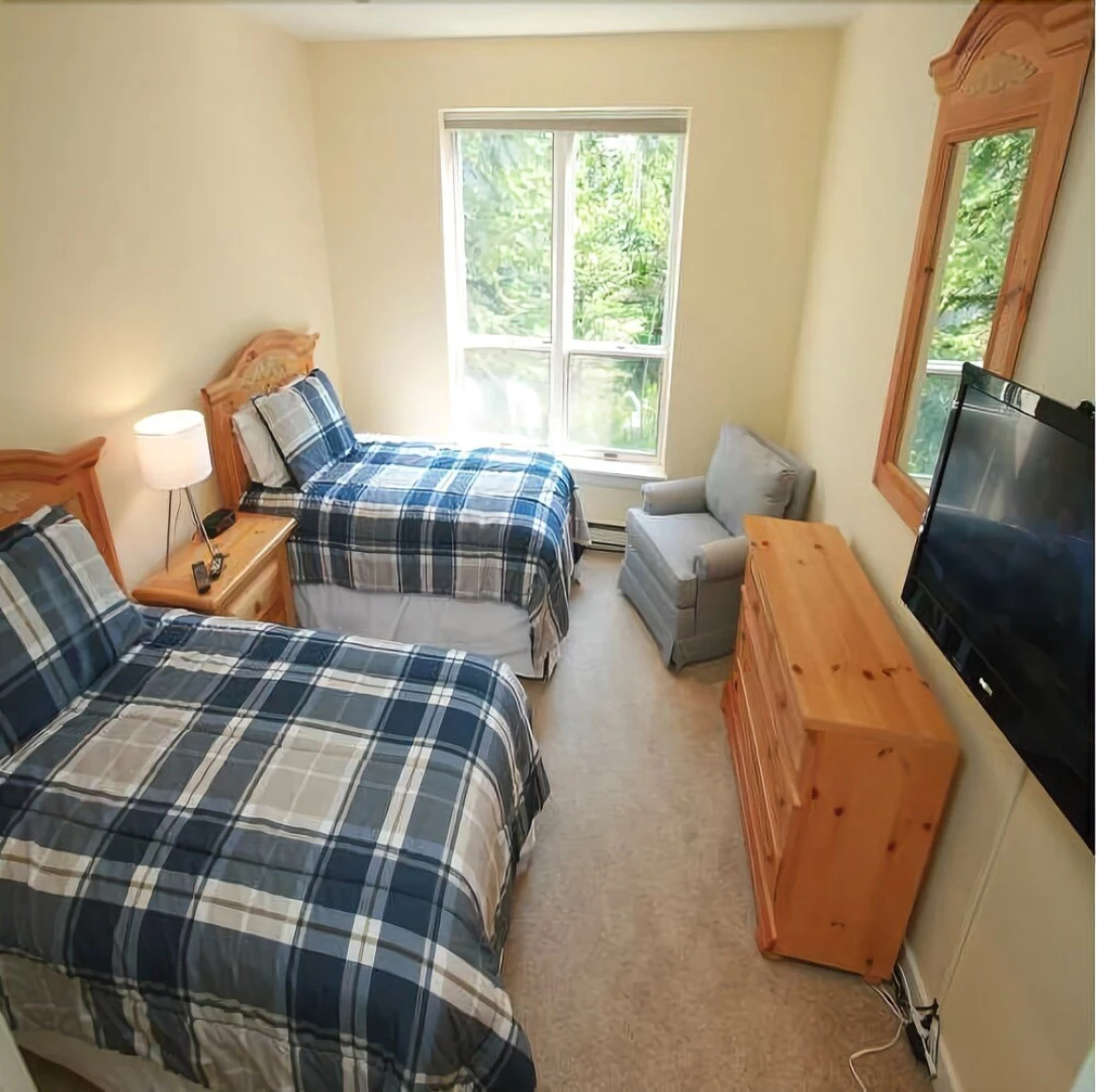 Northwoods Luxury Condo Close to Chairlift by RedAwning