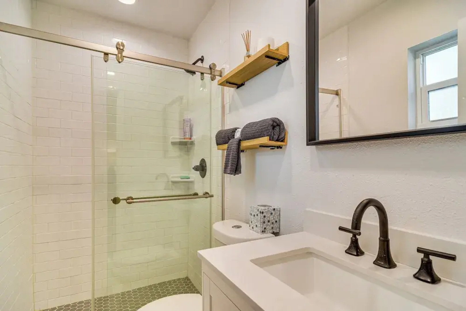 5 Mi to Beach: Tampa Retreat w/ Furnished Lanai!