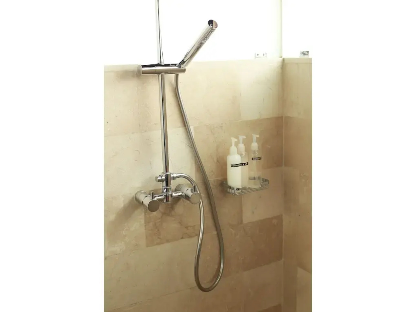 Wave House - Surf Camp