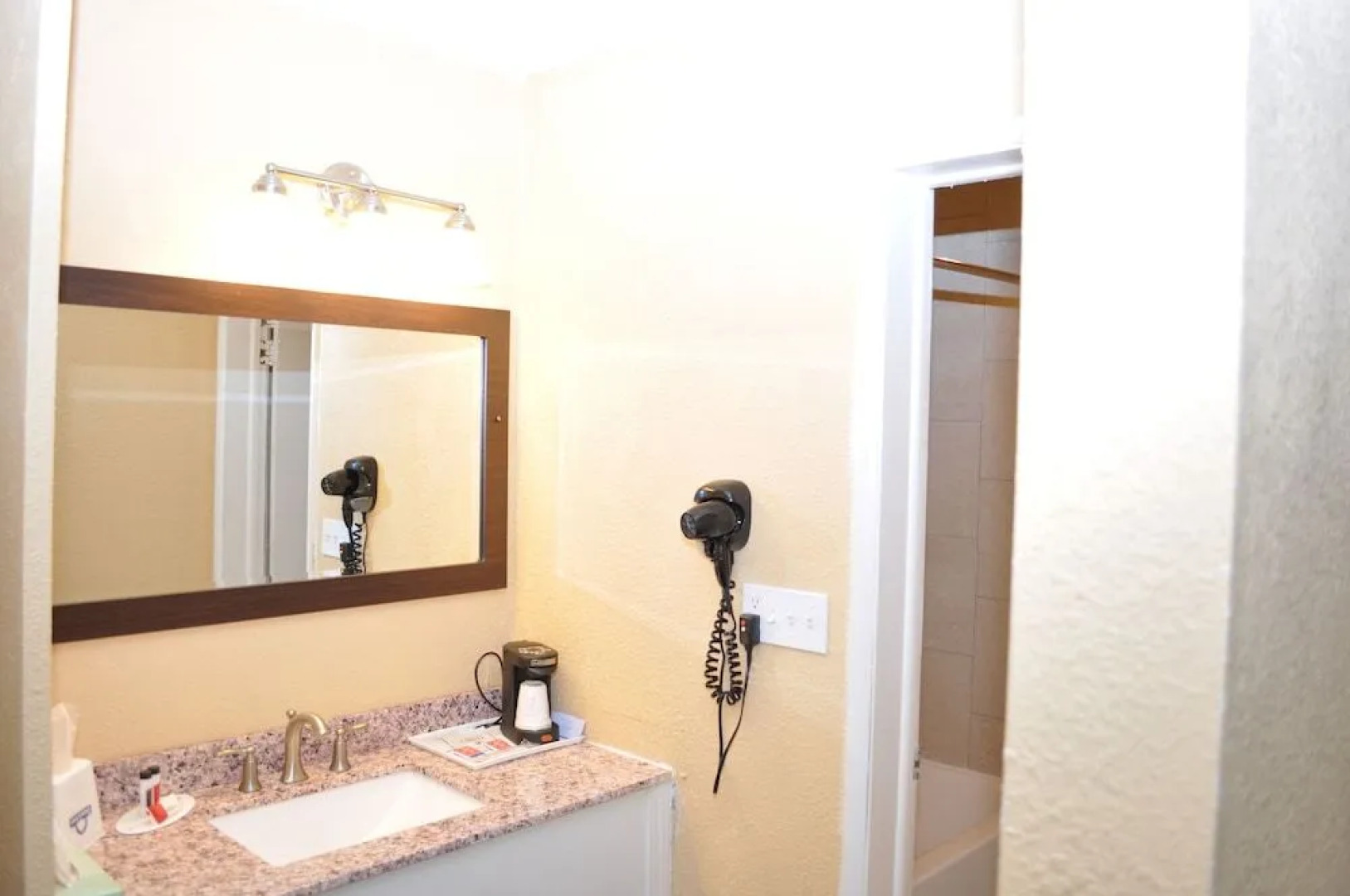 Evergreen Hotel & Suites