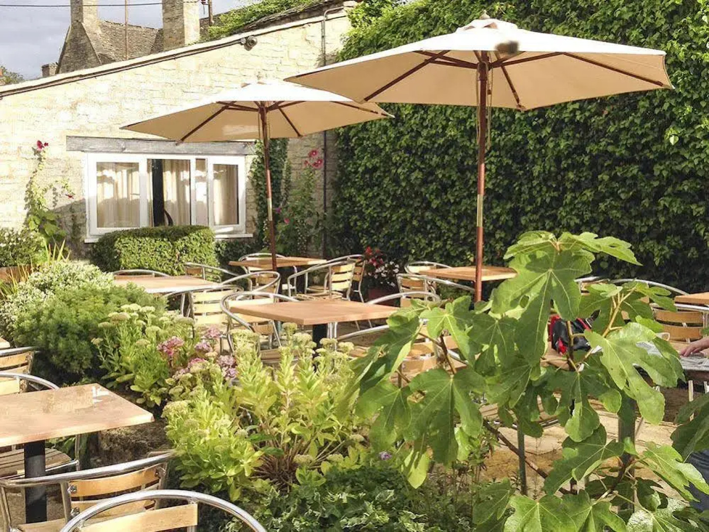 Priory Tearooms Burford With Rooms