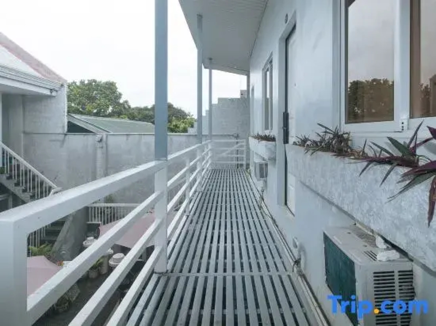 RedDoorz Premium @ THE GRAND PENINSULA SUITES