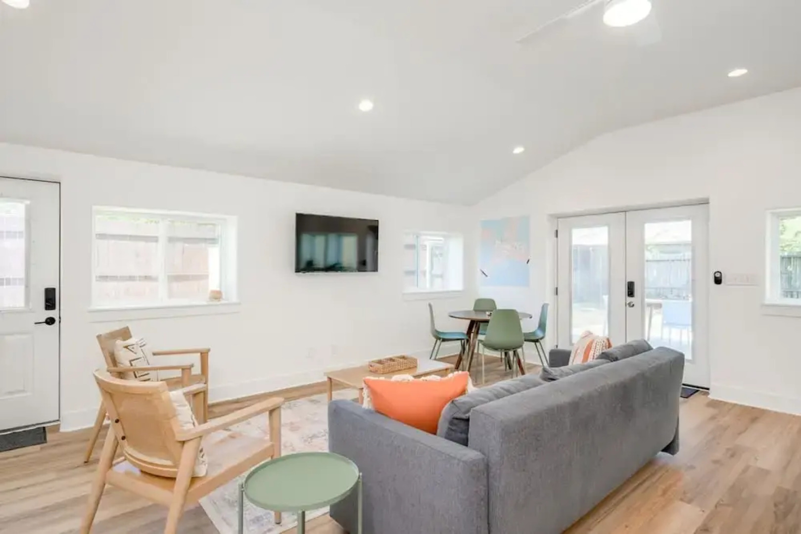 Modern 3 2 two Kings hot tub Fire pit 16min to Wine Trail Nearby Pickleball Courts Pools