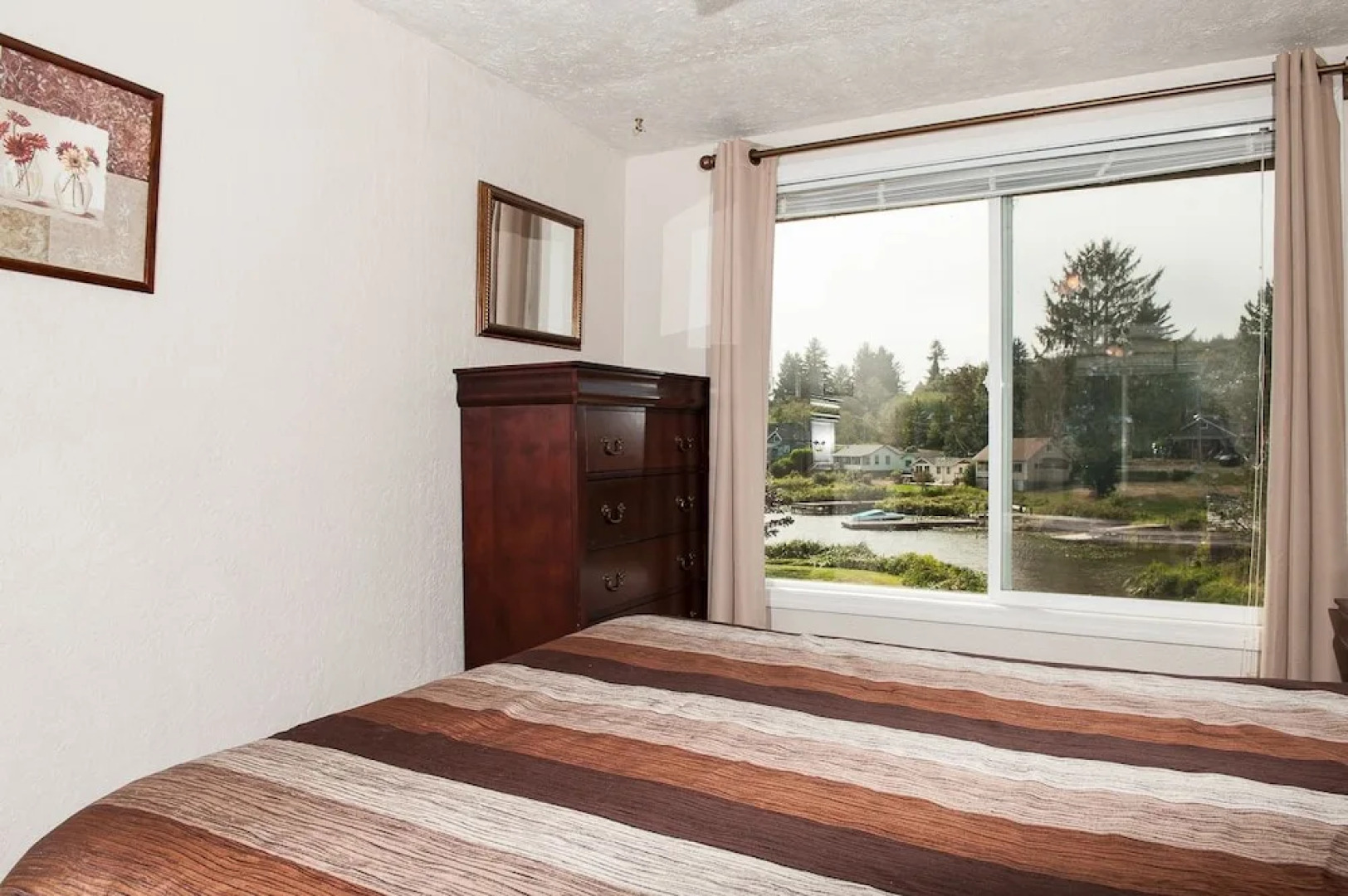 Lake Point Hideaway 3 Br home by RedAwning