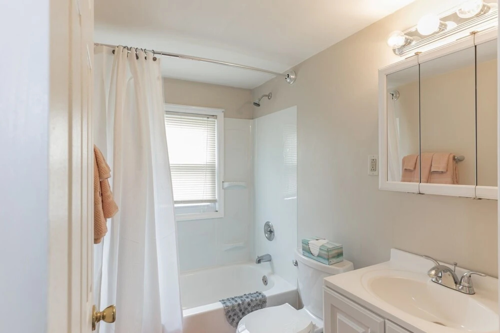 Beautiful 4 Br Home In Lovely Neighborhood - Walk To Pro Football Hof! 4 Bedroom Home by Redawning