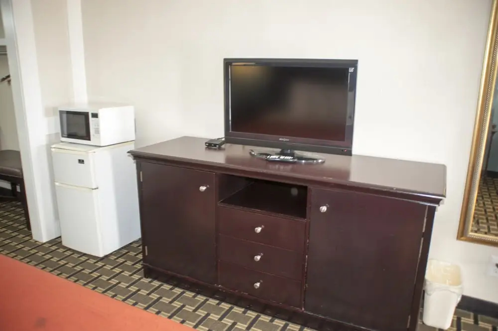 Victorian Inn & Suites