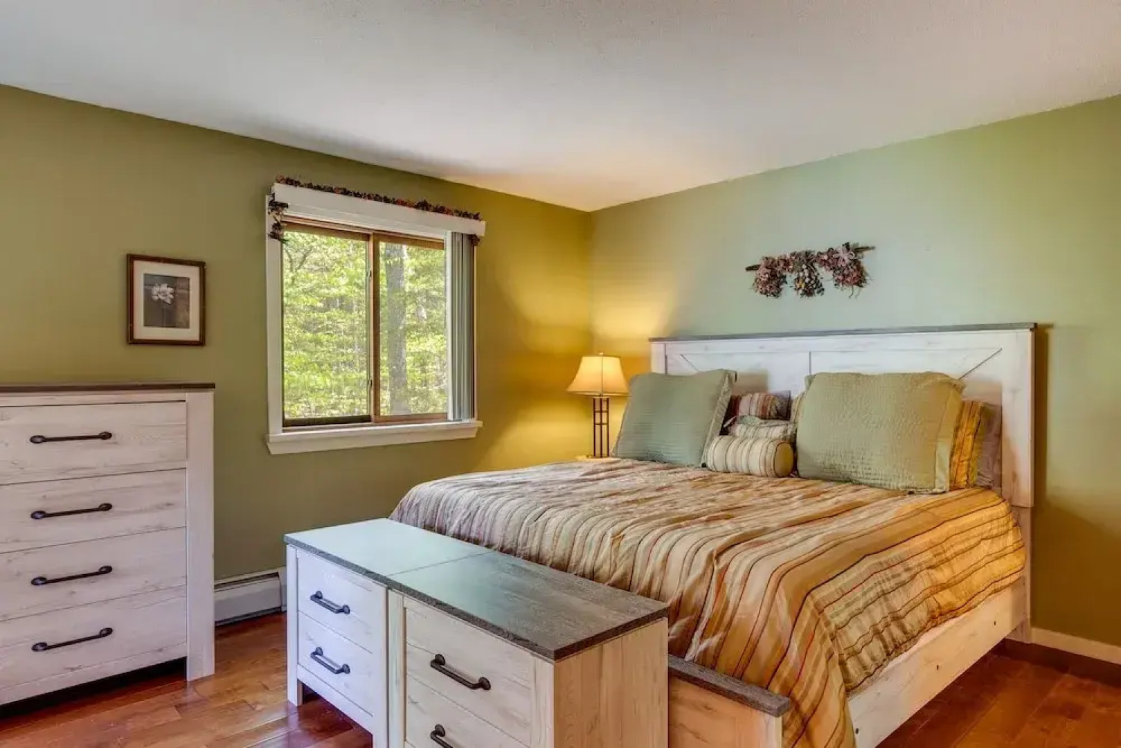 Bartlett Townhome w/ Balcony: 1 Mi to Ski Resort!