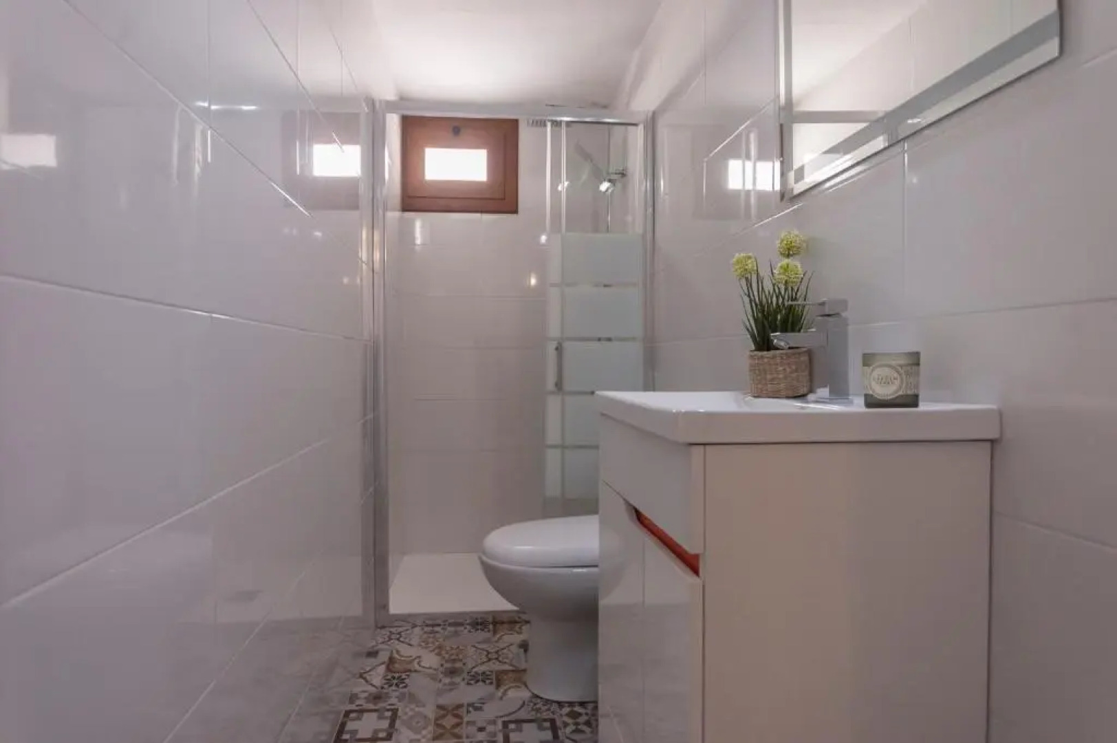 Lets Holidays Centric House with Parking