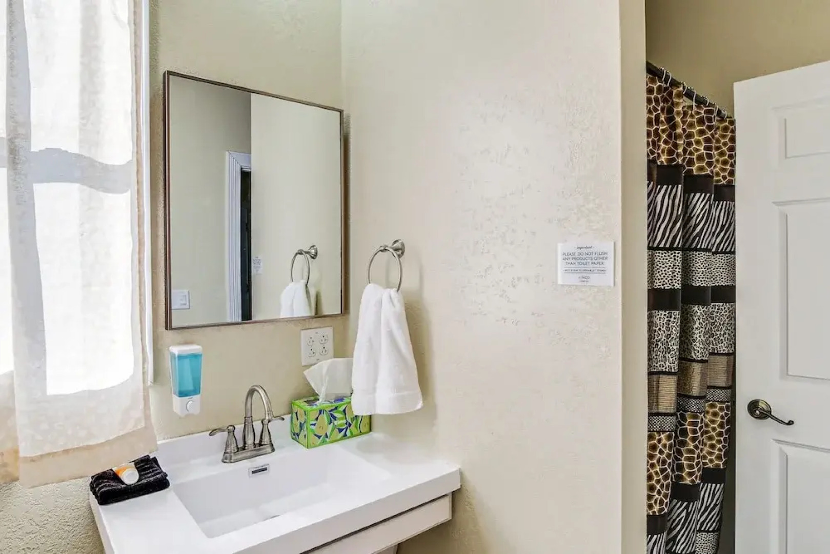 2 Mi to Main St: Newton Guest House