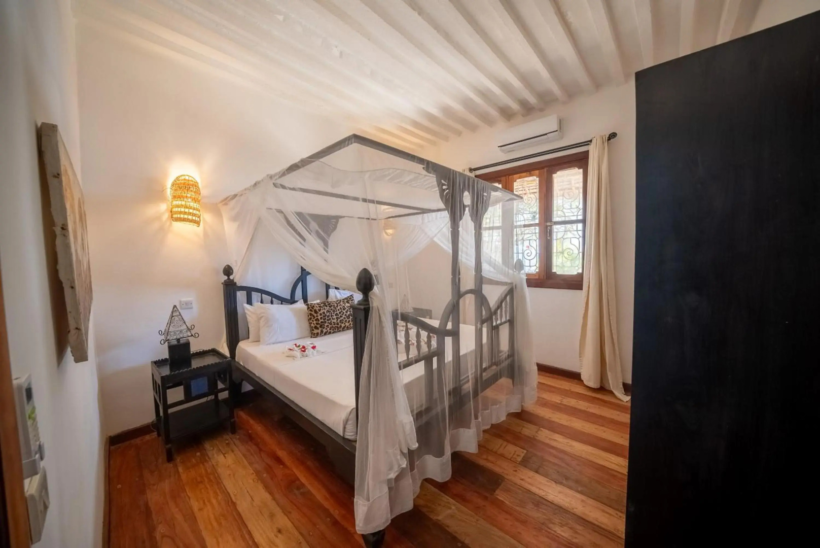 Beachfront Turtle House ZanzibarHouses