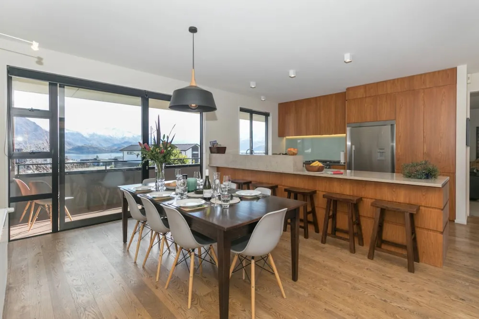 Clutha Place - Sleeps 8 - Lake Views - Balcony