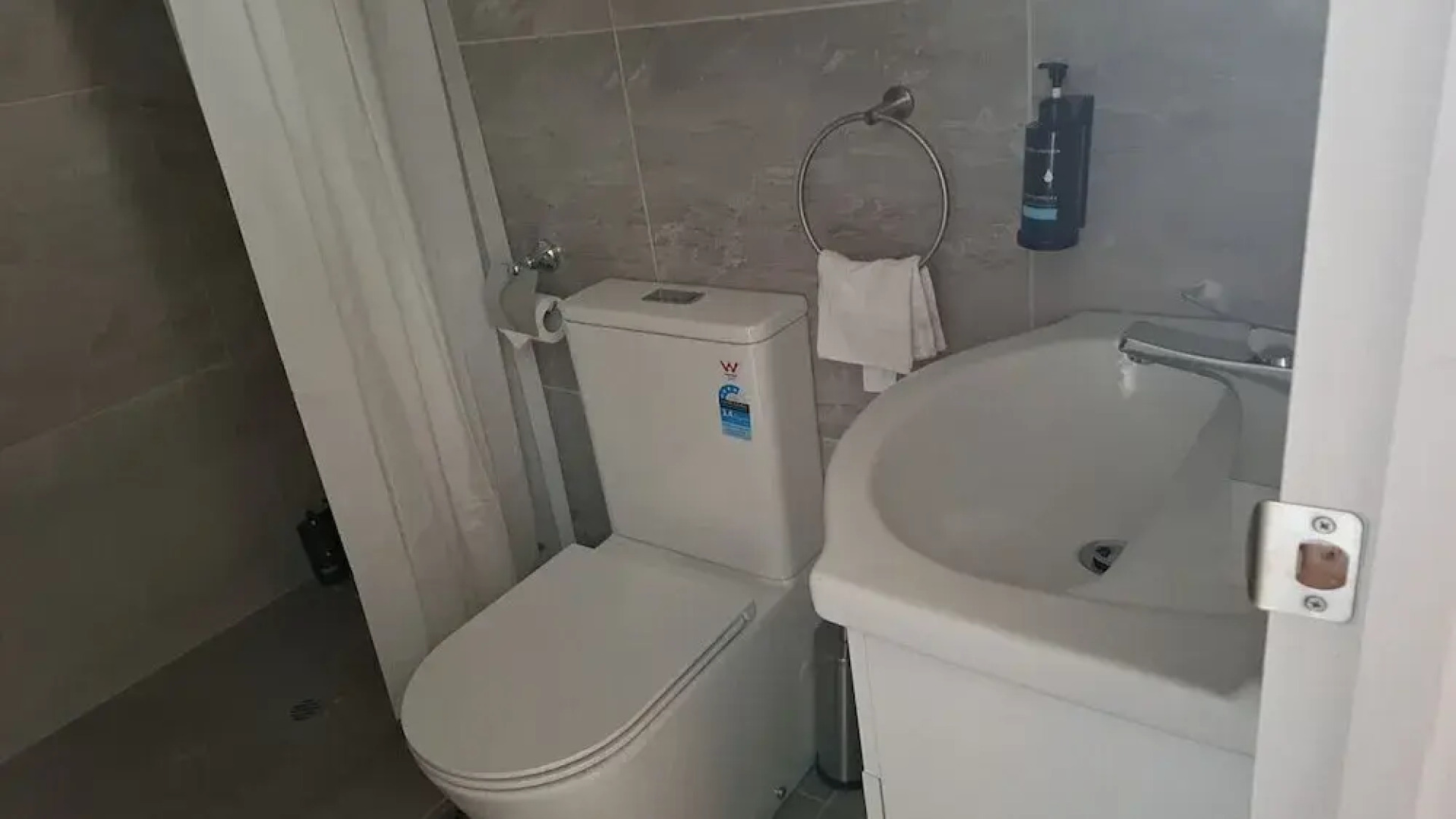 1 Double 2 single 2 Sofa Beds Suite 4