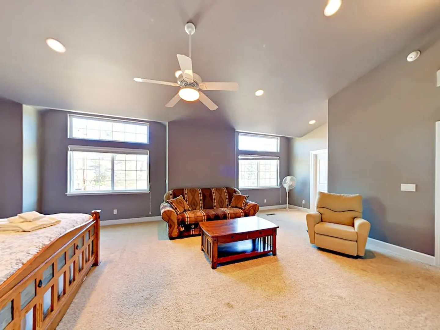 913 Lake Tahoe Blvd Home 4 Bedrooms 3.5 Bathrooms Home