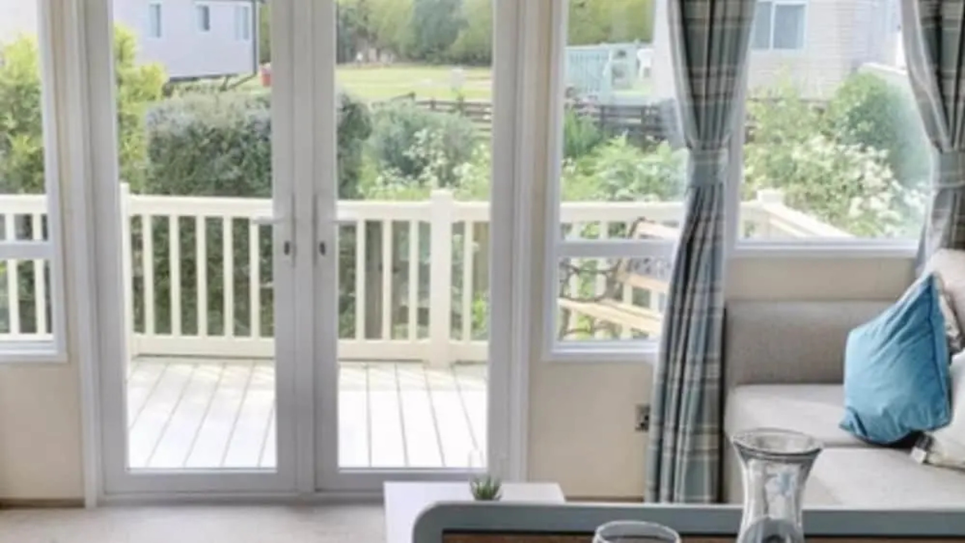 Stunning River View 2 Bedroom Caravan With Decking