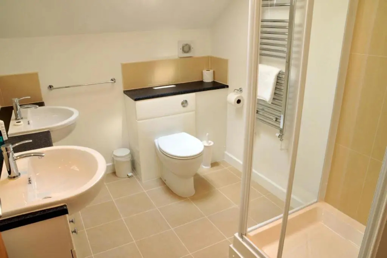 Swallow Lodge with Hot Tub, dogs welcome sleeps 8, Great resort Facilities