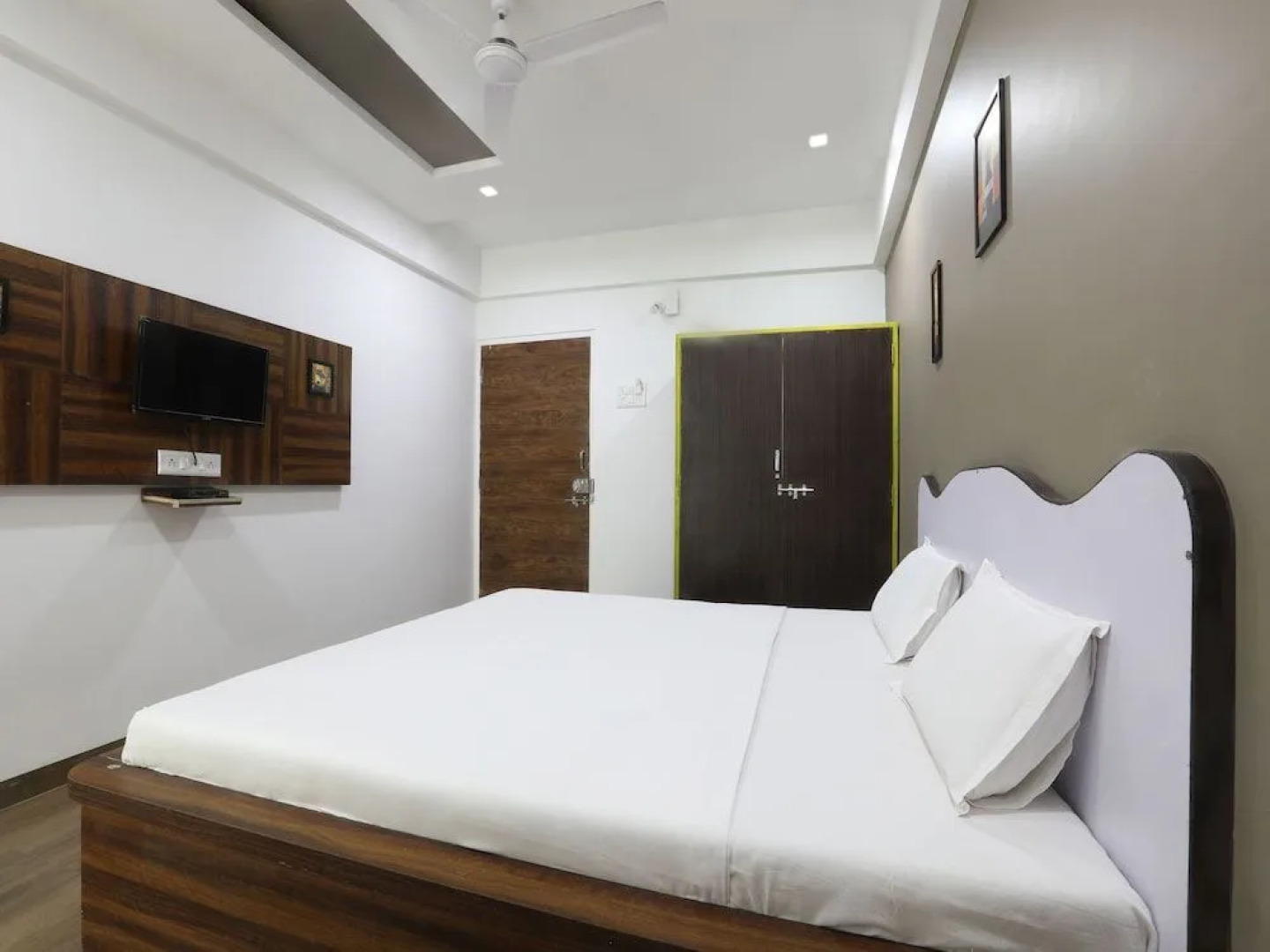 OYO 12817 White house beach resort