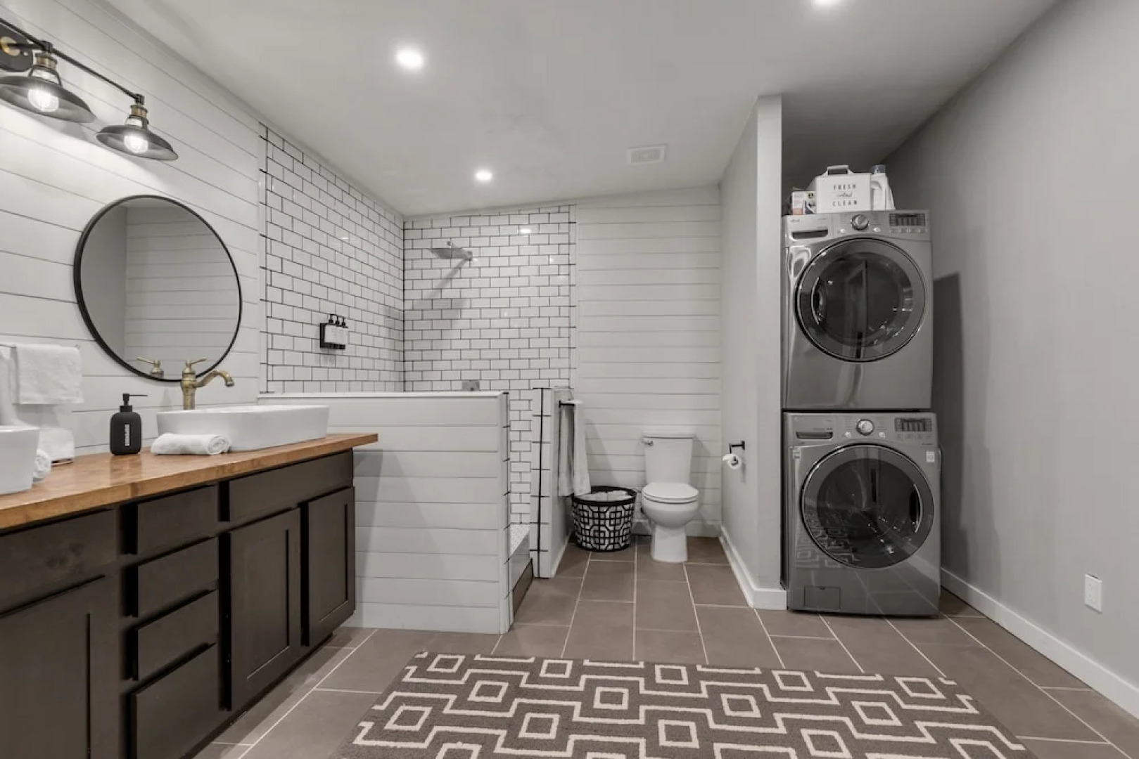 New Modern Farmhouse With Hot Tub, Fire Pit, & Games